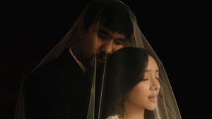 7 Foto Prewedding Vintage Amanda Zahra & Adli, Intim di Kamar Tidur