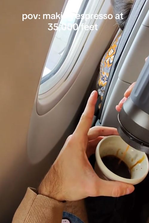 Bikin kopi di pesawat Viral! Penumpang Bikin Espresso di Pesawat, Netizen Heran
