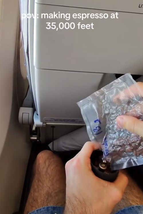 Bikin kopi di pesawat Viral! Penumpang Bikin Espresso di Pesawat, Netizen Heran