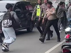 Demo Eksekusi Tongkonan Depan Polda Sulsel Ricuh, Massa-Polisi Saling Kejar