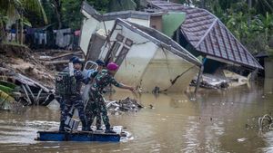 Di Tengah Jalan Berlumpur, TNI AL Perkuat Pelayanan Medis untuk Korban Bencana
