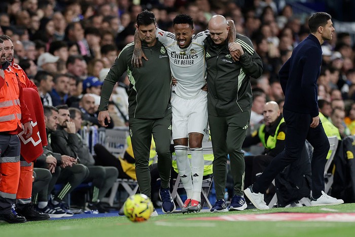 MADRID, SPAIN - DECEMBER 7: Eder Militao of Real Madrid leaves injured the pitch during the LaLiga EA Sports  match between Real Madrid v Celta de Vigo at the Estadio Santiago Bernabeu on December 7, 2025 in Madrid Spain (Photo by Maria Gracia Jimenez/Soccrates/Getty Images)