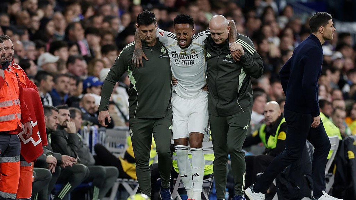 Eder Militao cedera hamstring, berpotensi absen empat bulan. (Getty Images/Soccrates Images)