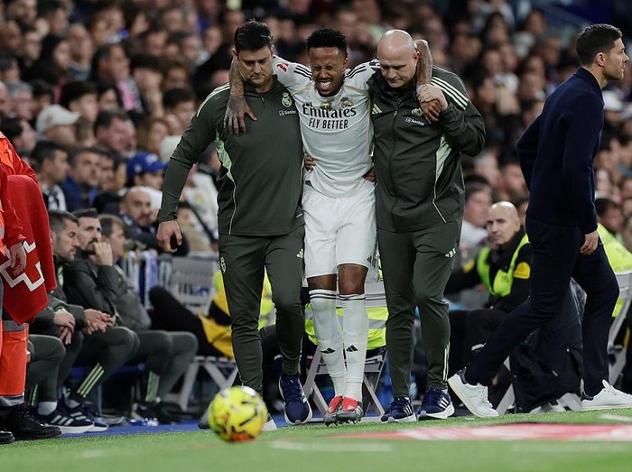 MADRID, SPAIN - DECEMBER 7: Eder Militao of Real Madrid leaves injured the pitch during the LaLiga EA Sports  match between Real Madrid v Celta de Vigo at the Estadio Santiago Bernabeu on December 7, 2025 in Madrid Spain (Photo by Maria Gracia Jimenez/Soccrates/Getty Images)