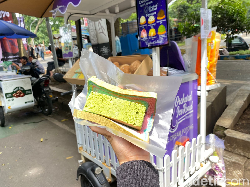 Menikmati Es Krim Potong Singapura di Saparua Bandung