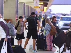 Penumpang Pesawat Ramai-Ramai Pakai Piama di Bandara, Ada Apa?