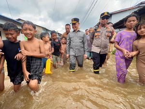 Gubernur Ria Norsan Cek Lokasi Banjir Rob, Bantuan Logistik Disalurkan
