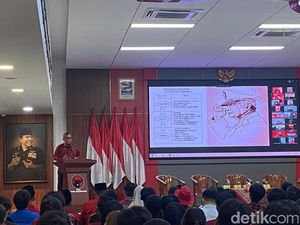 Hasto Bicara Korupsi Makin Besar, Ungkit Buku How Democracies Die