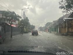 Hujan Deras Guyur Gayungan Surabaya, Sejumlah Ruas Jalan Tergenang