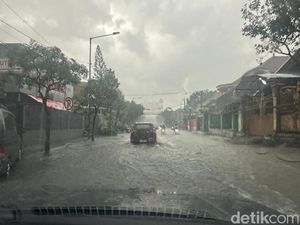 Hujan Deras Guyur Gayungan Surabaya, Sejumlah Ruas Jalan Tergenang