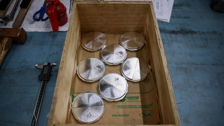 Medali Paralimpiade diperlihatkan dengan huruf braille di bagian belakang untuk mengidentifikasi cabang olahraga. Fitur inklusif ini memastikan medali dapat diapresiasi secara penuh oleh atlet penyandang disabilitas. REUTERS/Guglielmo Mangiapane