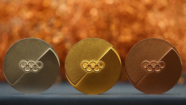 Deretan medali Olimpiade dan Paralimpiade yang telah selesai menjalani tahap akhir pengecekan kualitas sebelum dipasangi pita. REUTERS/Guglielmo Mangiapane