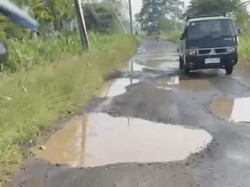 Warga Golden East Gresik Protes Jalan Rusak Belasan Tahun Tak Diperbaiki
