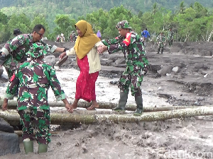 Akses Warga Candipuro Lumpuh Kena Banjir Lahar, Jembatan Darurat Dibangun