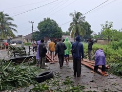 Polisi Bangun Jembatan Darurat yang Putus di Bangka Barat