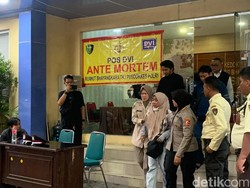 Tangis Keluarga Korban Kebakaran Gedung Terra Drone di Posko DVI RS Polri