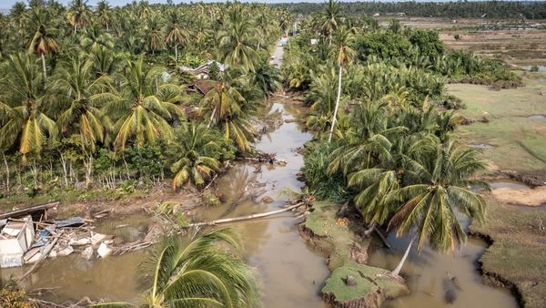 Banjir Memutus Akses Warga di Desa Kuala Keureuto, Aceh Utara