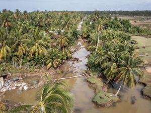 Banjir Memutus Akses Warga di Desa Kuala Keureuto, Aceh Utara