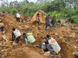 Pemkab Bener Meriah Bayar Kuli Panggul Angkut BBM 10 Km