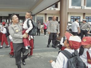 Senangnya Kapolres Blitar Digeruduk Siswa SD, Kantor Mendadak Riuh-Seru