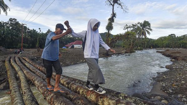 Lewati Sungai dan Jalan Terjal, Pelajar Palembayan Tetap Jalani Ujian