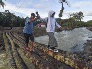 Lewati Sungai dan Jalan Terjal, Pelajar Palembayan Tetap Jalani Ujian