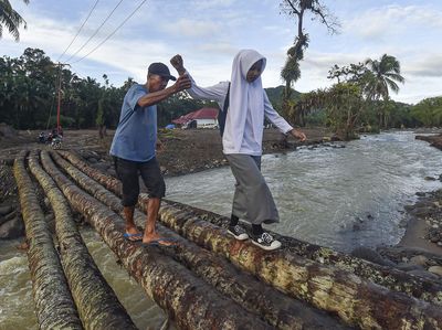 Lewati Sungai dan Jalan Terjal, Pelajar Palembayan Tetap Jalani Ujian