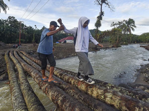 Lewati Sungai dan Jalan Terjal, Pelajar Palembayan Tetap Jalani Ujian