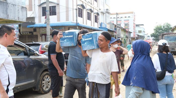 masyarakat di lokasi terdampak menerima bantuan dari Dahua Indonesia masyarakat di lokasi terdampak menerima bantuan dari Dahua Indonesia