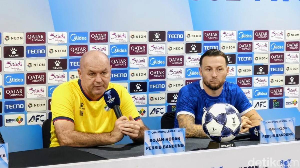 Pelatih Persib Bandung Bojan Hodak dan Marc Klok. Foto: Bima Bagaskara