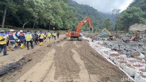Melihat Perbaikan Jalan Lembah Anai