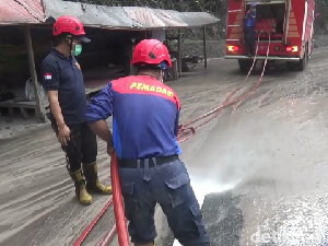 Abu Semeru Licin dan Berdebu, Damkar Bersihkan Jalur Lumajang-Malang