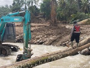 Polisi Bikin Jembatan Darurat di Agam yang Sempat Terbawa Arus Sungai