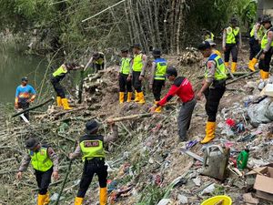 Cegah Banjir, Polres Klaten Bantu Warga Bersihkan Bambu di Sungai Bloro