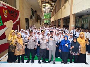 Polisi Sambangi SMP-SMA di Cengkareng, Imbau Siswa Jauhi Tawuran-Judol