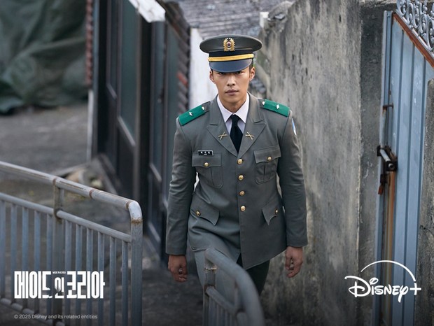Potret Woo Do Hwan di Made in Korea/ Foto: instagram.com/disneypluskr Penampilan memuaku Woo Do Hwan dengan seragam perwira militer di Made in Korea