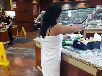 9 Potret Restoran Berantakan, Pengunjung Ganti Popok dan Pakai Handuk!