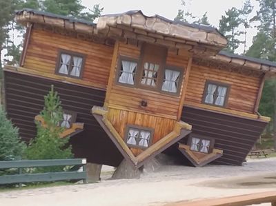 Arsitek Mikir Apa, Bikin Rumah Kok Terbalik?