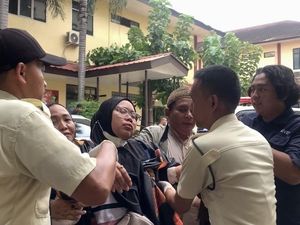 Datangi RS Polri, Keluarga Korban Kebakaran Gedung di Jakpus Pingsan