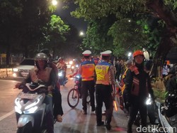 Banyak Warga Melihat TKP Gedung Terbakar di Jakpus, Polantas Atur Lalin