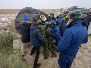 Soyuz Bawa Pulang Tiga Awak ISS Setelah 245 Hari Mengorbit Bumi