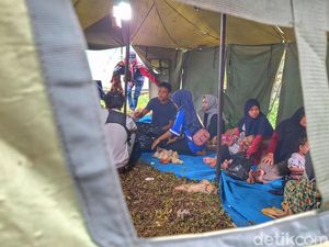 Suara Alat Berat dan Doa Pengungsi Longsor Lereng Gunung Sinapeul