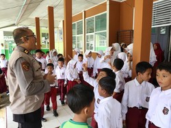 Guru Antar Soal Ujian ke Siswa SD di Agam yang Terisolasi karena Bencana
