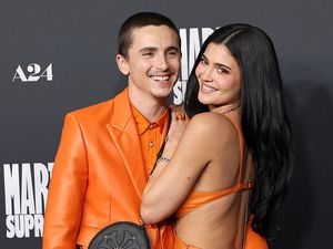 Kylie Jenner dan Timothee Chalamet Tepis Rumor Putus, Mesra di Red Carpet