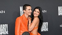 Makna Busana Serasi Oranye Timothee Chalamet & Kylie Jenner yang Jadi Sorotan