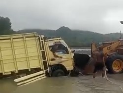 Truk Bantuan PLTS Terendam Banjir di Kali Bonpo, Evakuasi Pakai Loader