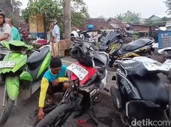 Truk Tabrak Deretan Motor Parkir di Pasar Gondanglegi Pasuruan, 2 Luka