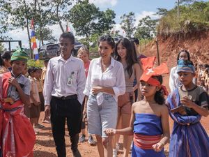 Wanda Ponika Donasi Penjualan Berlian untuk Sekolah di NTT