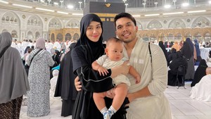 8 Foto Aaliyah Massaid & Thariq Halilintar Umrah Perdana Bareng Baby Arash