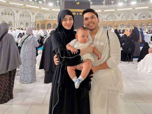 8 Foto Aaliyah Massaid & Thariq Halilintar Umrah Perdana Bareng Baby Arash